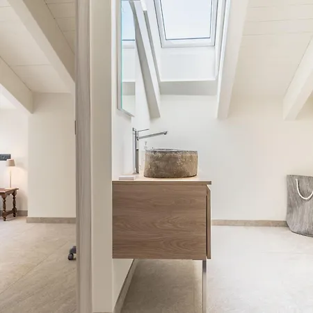 Luxury 2br W/ River Castle View In