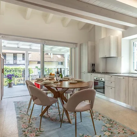 Luxury 2br W/ River Castle View In