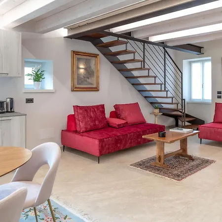 Luxury 2br W/ River Castle View In